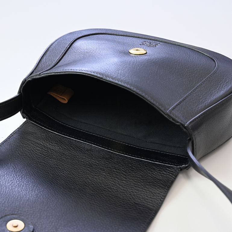 新品 イルビゾンテ IL BISONTE ショルダーバッグ サリナ ネロ イル ビゾンテ IL BISONTE ショルダーバッグ （NERO） - ファッション