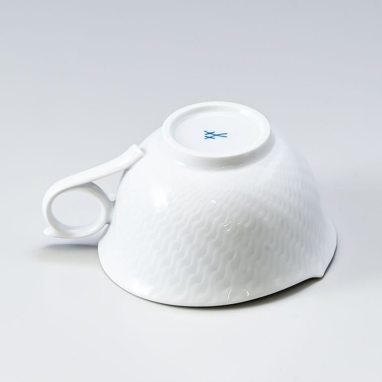 マイセン 2客セット 波の戯れホワイト ティーカップ＆ソーサー 220ml Meissen 000001-29633-1 洋食器 【ドイツ本国のBOX・ドイツ本国の紙袋別売り】 カップアンドソーサー 【スペシャルラッピング1100円(別売り)】