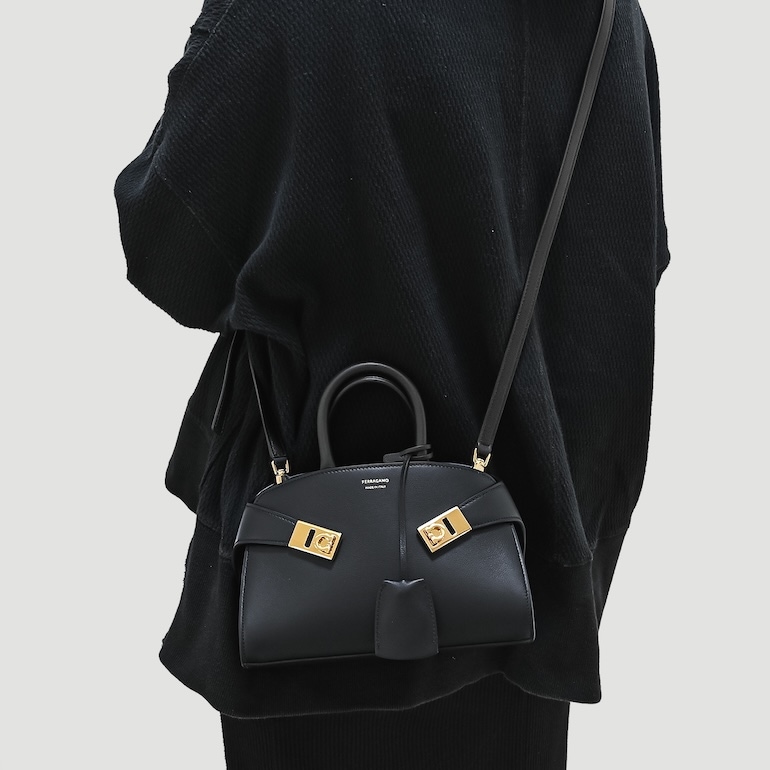 フェラガモ Salvatore Ferragamo サルヴァトーレフェラガモ ハンドバッグ トップハンドル ショルダーバッグ XSサイズ Hug ミニ レディース ブラック 215975 768853 0768853