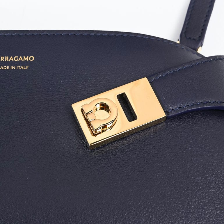 フェラガモ Salvatore Ferragamo サルヴァトーレフェラガモ ショルダーバッグ クロスボディバッグ Hug ミニ レディース ミッドナイト ネイビー 218964 774622 0774622