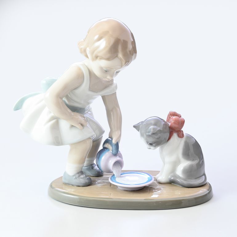 リヤドロ 召し上がれ フィギュア 人形 女性 女の子 猫 ネコ LLADRO リアドロ フィギュリン 01008498 インテリア オブジェ 置物【スペシャルラッピング1100円(別売り)】