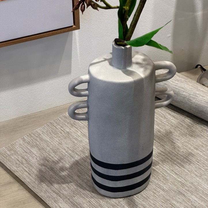 モダンストライプハンドルベース 陶器製 花瓶 | インテリア