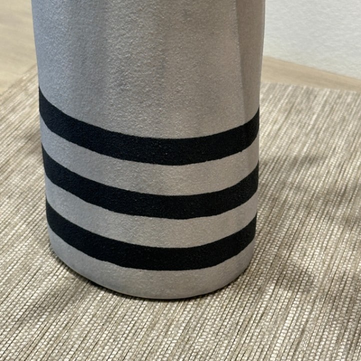 美品自宅棚に飾ってますストライプ模様の陶器花器 kakugata-