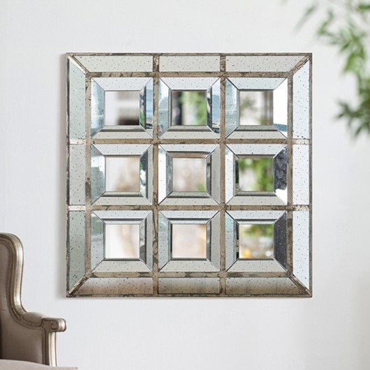 アンティーク調の大型ウォールミラー