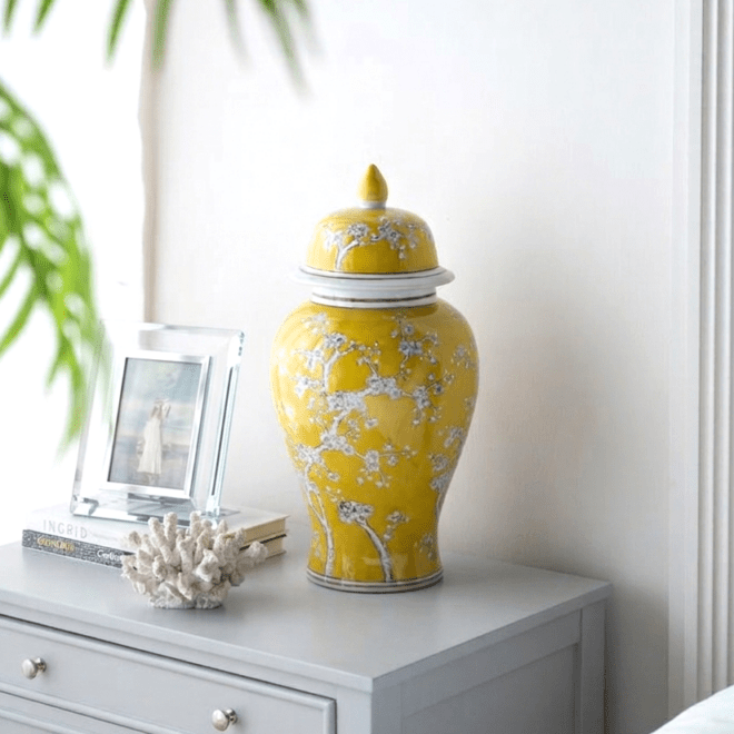 シノワズリな蓋付の花瓶