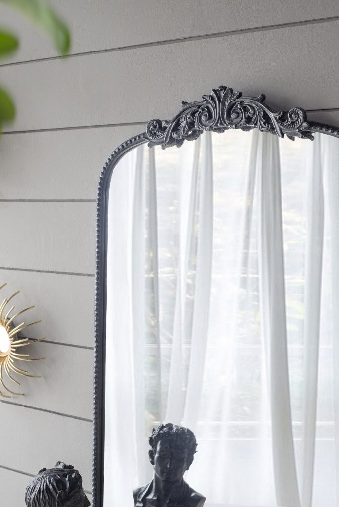 バロック調の装飾が付いたアーチ型ミラー ブラック | 全ての商品(15