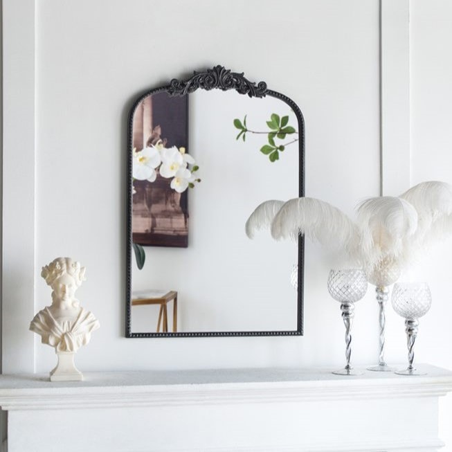 バロック調の装飾が付いたアーチ型ミラー ブラック