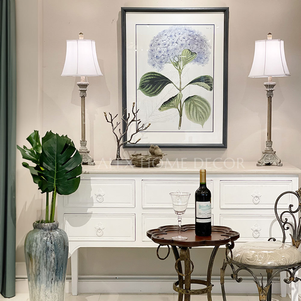 リビングのサイドボードに置かれたテーブルランプ