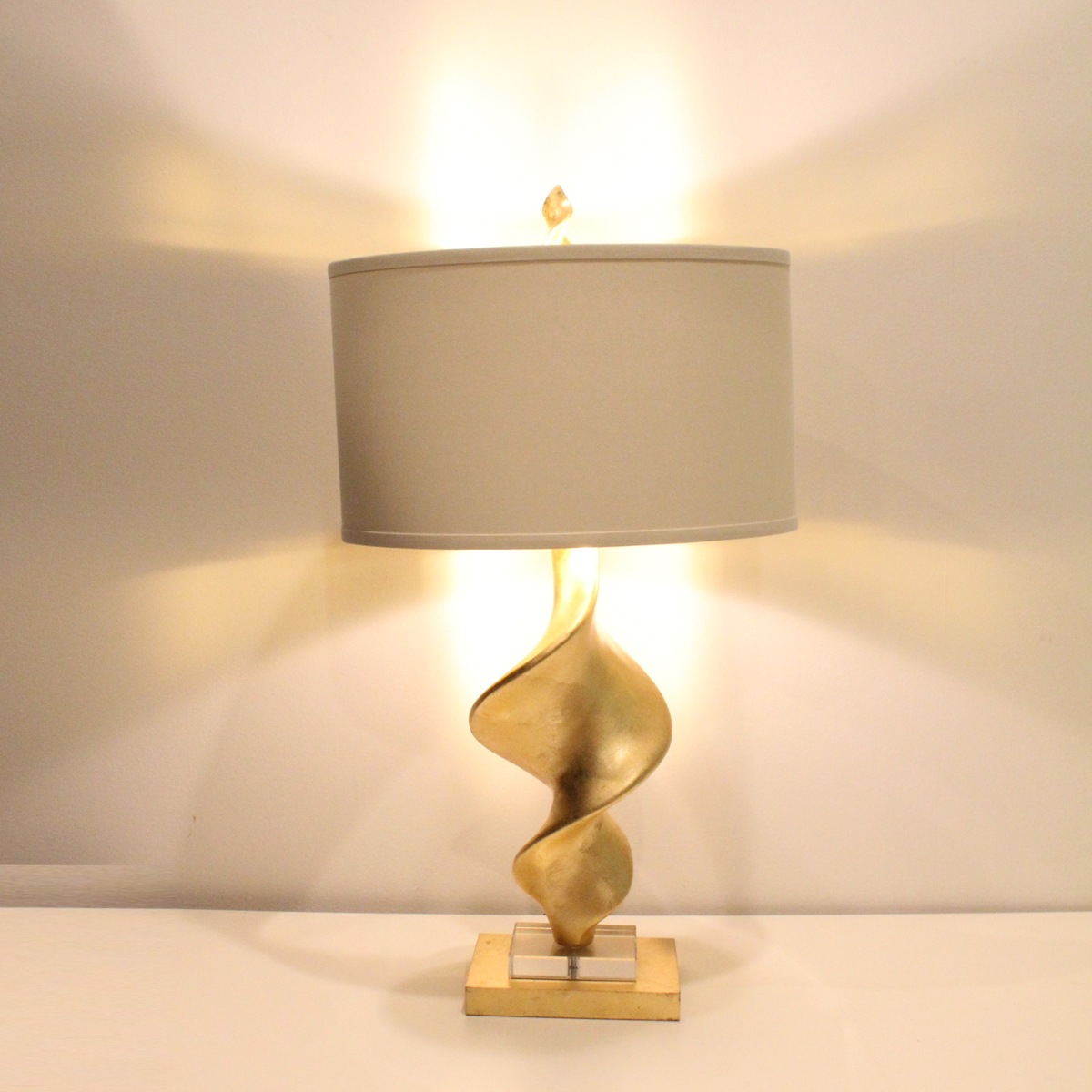 スパイラル型ゴールドテーブルライト : TPMAFF スパイラルS字型テーブルランプ、LEDデスク