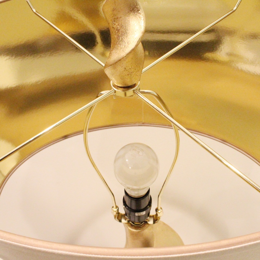 スパイラル型ゴールドテーブルライト : TPMAFF スパイラルS字型テーブルランプ、LEDデスク