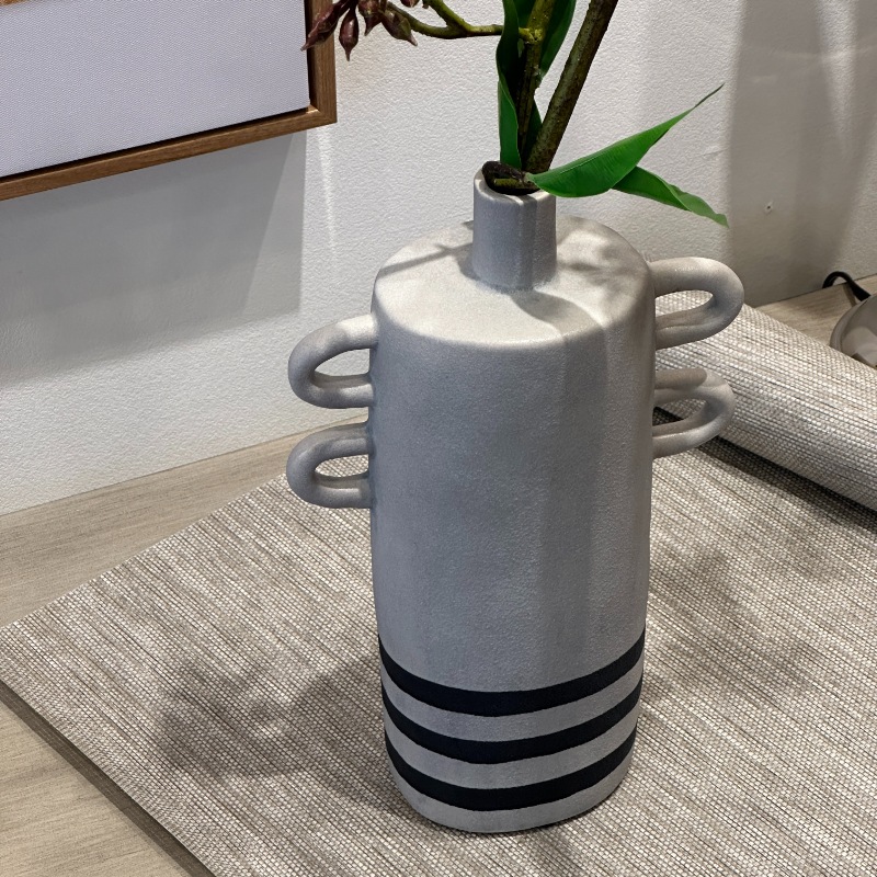 モダンストライプハンドルベース 陶器製 花瓶 | インテリア