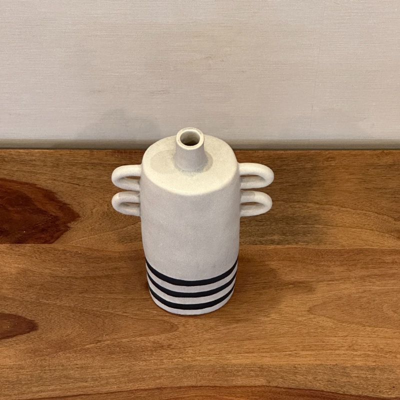 未使用・新品 手作り陶器 花瓶 白茶ストライプ モダンストライプハンドルベース 陶器製 花瓶 | インテリア