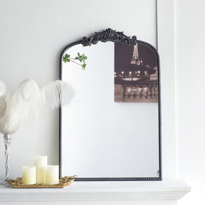 バロック調の装飾が付いたアーチ型ミラー ブラック | 全ての商品