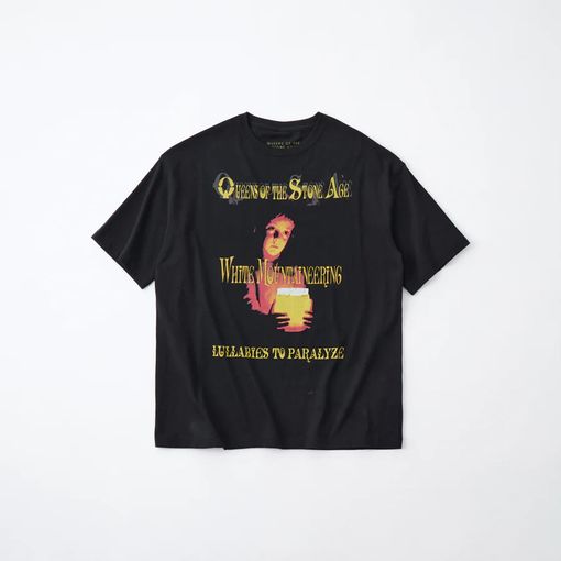 25AWWhite Mountaineering  ۥ磻ȥޥƥ˥ QOTSA LULLABIES TO PARALYZE T-SHIRT BLACK BC2573505