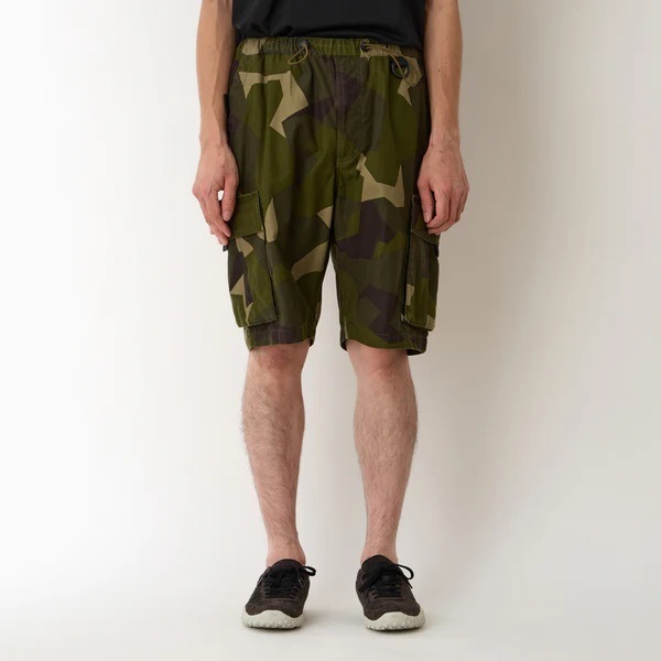 25SSWhite Mountaineering  ۥ磻ȥޥƥ˥ WM  WILD THINGS SWEDEN CAMO CARGO SHORT PANTS KHAKI BC2571402