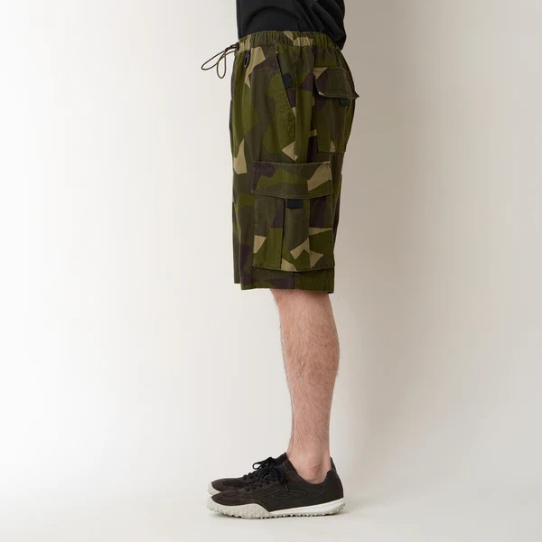 25SSWhite Mountaineering  ۥ磻ȥޥƥ˥ WM  WILD THINGS SWEDEN CAMO CARGO SHORT PANTS KHAKI BC2571402