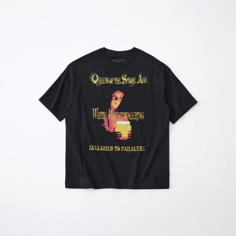 25AWWhite Mountaineering  ۥ磻ȥޥƥ˥ QOTSA LULLABIES TO PARALYZE T-SHIRT BLACK BC2573505