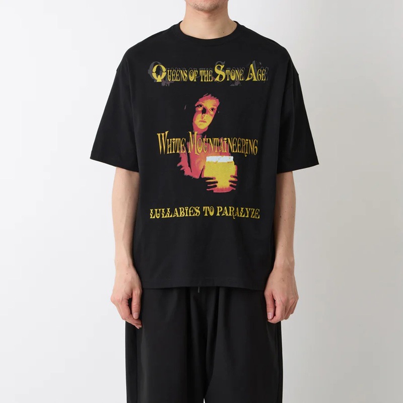 25AWWhite Mountaineering  ۥ磻ȥޥƥ˥ QOTSA LULLABIES TO PARALYZE T-SHIRT BLACK BC2573505