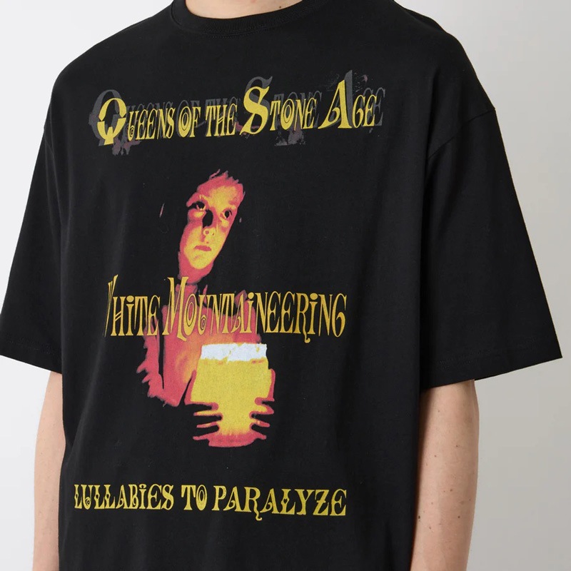 25AWWhite Mountaineering  ۥ磻ȥޥƥ˥ QOTSA LULLABIES TO PARALYZE T-SHIRT BLACK BC2573505