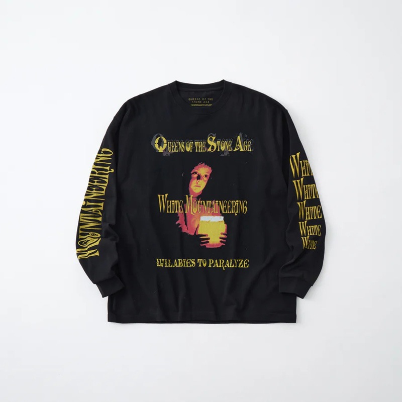 25AWWhite Mountaineering  ۥ磻ȥޥƥ˥ QOTSA LULLABIES TO PARALYZE L/S T-SHIRT BLACK BC2573507