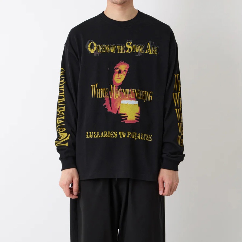 25AWWhite Mountaineering  ۥ磻ȥޥƥ˥ QOTSA LULLABIES TO PARALYZE L/S T-SHIRT BLACK BC2573507