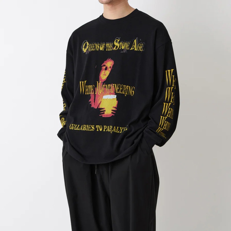 25AWWhite Mountaineering  ۥ磻ȥޥƥ˥ QOTSA LULLABIES TO PARALYZE L/S T-SHIRT BLACK BC2573507