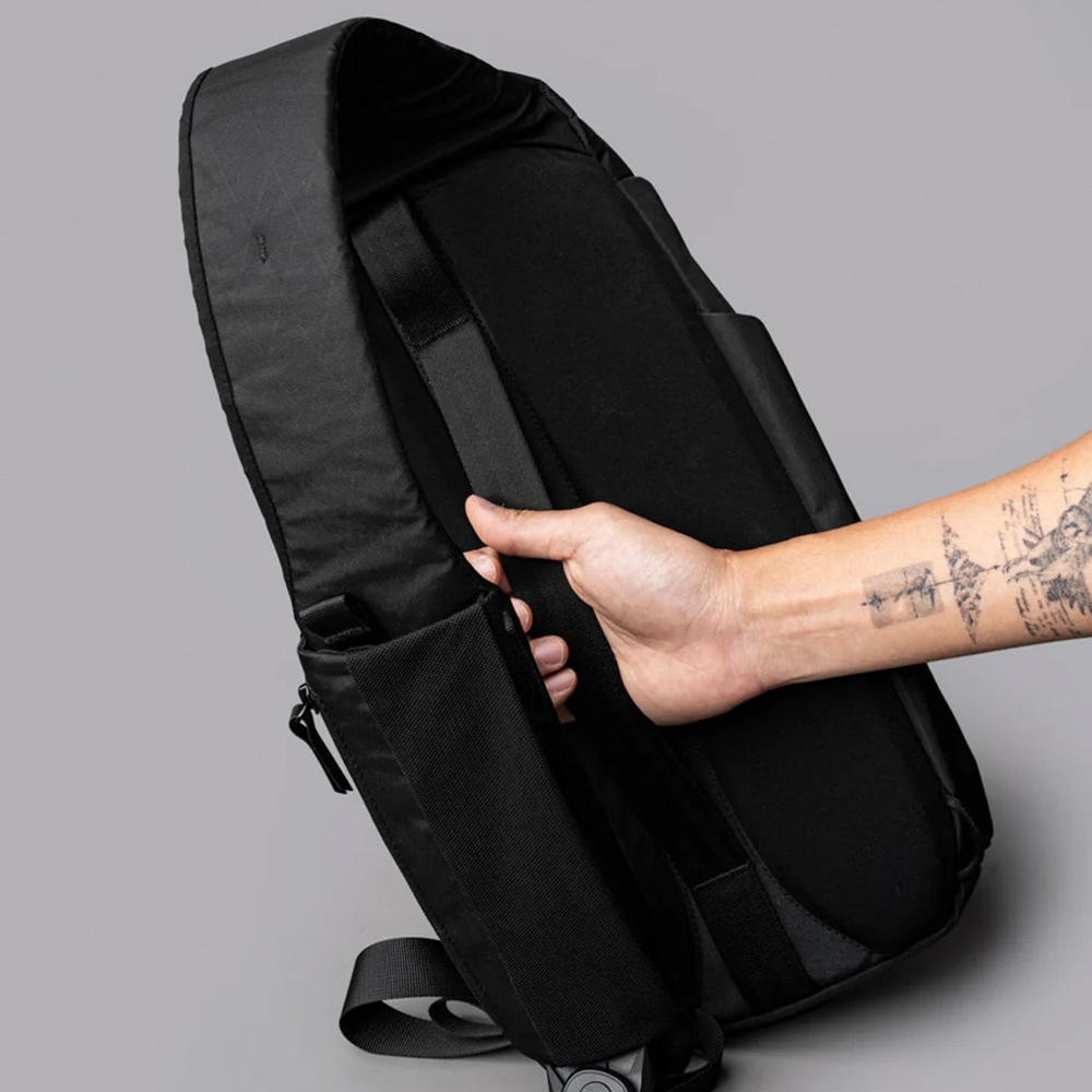 ALPAKA ボディバッグ ショルダーバッグ 10L メッセンジャーバッグ METRO CROSSBODY X-PAC LEFT クロスボディバッグ スリングバッグ