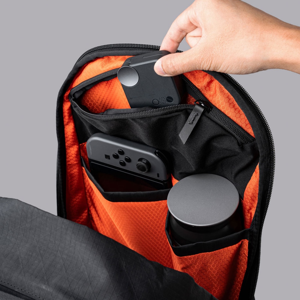 METRO BACKPACK AXOGRID | BACKPACKS | 【公式】ALPAKA (アルパカ)