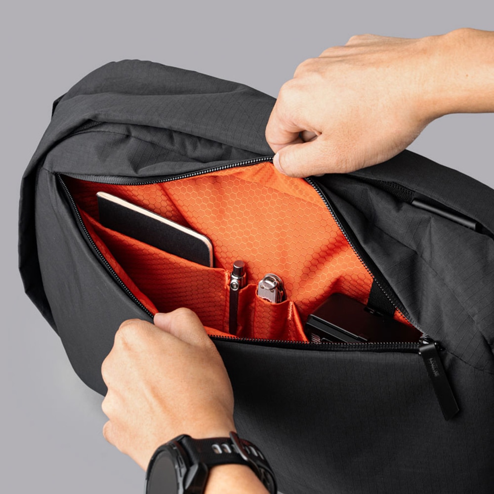 METRO BACKPACK AXOGRID | BACKPACKS | 【公式】ALPAKA (アルパカ)