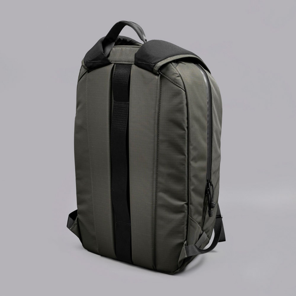 ESSENTIAL BACKPACK 16L | BACKPACKS | 【公式】ALPAKA (アルパカ)