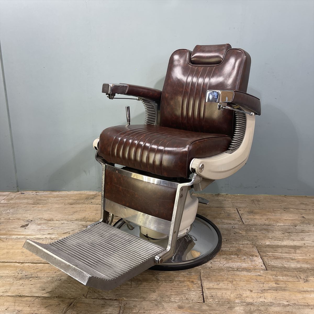 バーバーチェア(床屋.理容室椅子)　昭和レトロ　骨董品　動作確認済　発送と引取可 昭和レトロ バーバーチェア（理容椅子） | バーバー椅子 | 美容