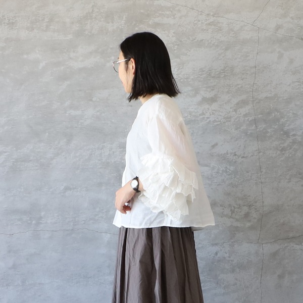 Gauze# ガーゼ G1077 レースフリルスリーブブラウス ANTIQUE WHITE ゆうパック発送 日本製 25春夏 アンティークホワイト Gauze# ガーゼ G1077 レースフリルスリーブブラウス ANTIQUE