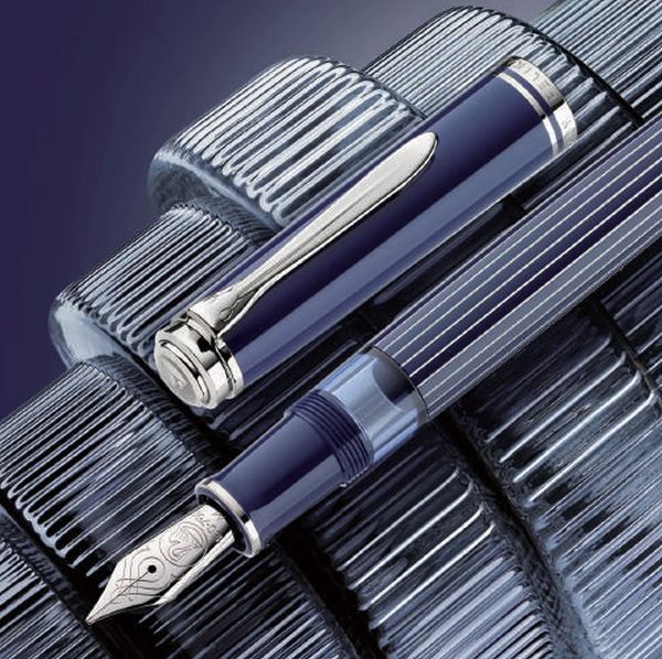 Pelikan �ڥꥫ�� ���������� �����٥졼�� M815 Metal Striped Blue �᥿�� ���ȥ饤�� �֥롼 ������������18��ڥ��� ��ǯɮ