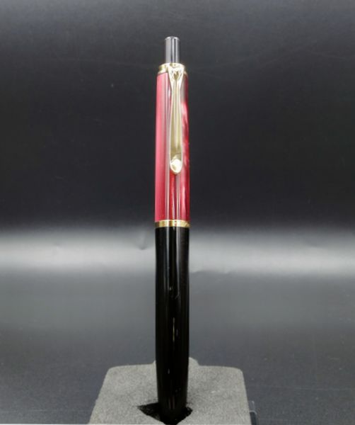 Pelikan �ڥꥫ�� ���������� ���饷�å� Classic K200 Red-Marbled ��åɥޡ��֥� �Υå����ܡ���ڥ� 337��ե���