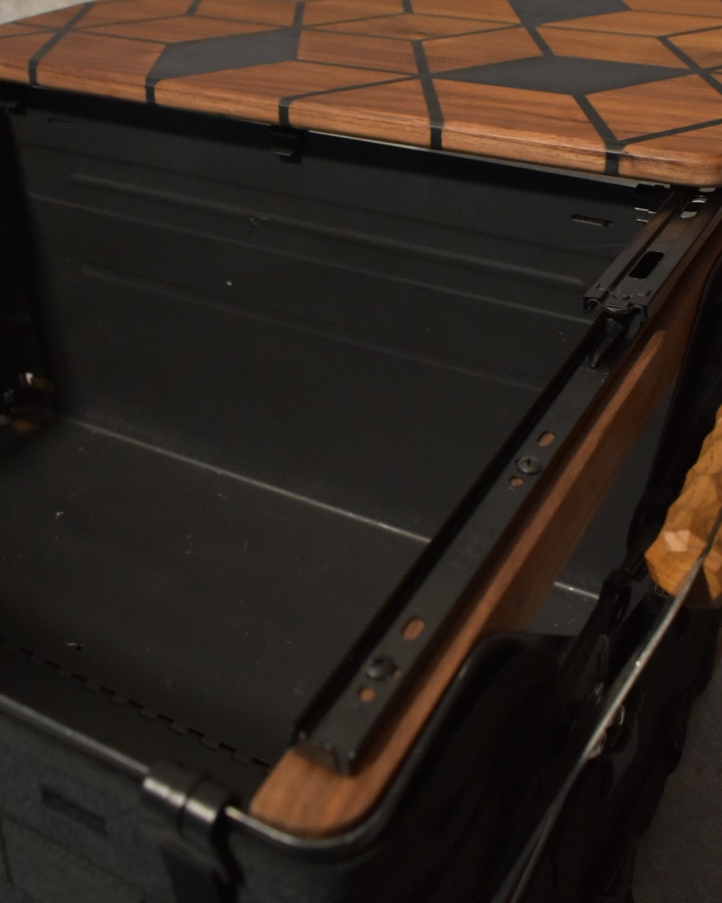 【訳あり傷あり32番】シェルコン50天板レール付き KATAMEN BLACK シェルフコンテナ 三脚天板 ウォールナット&レジン※生産予定未定