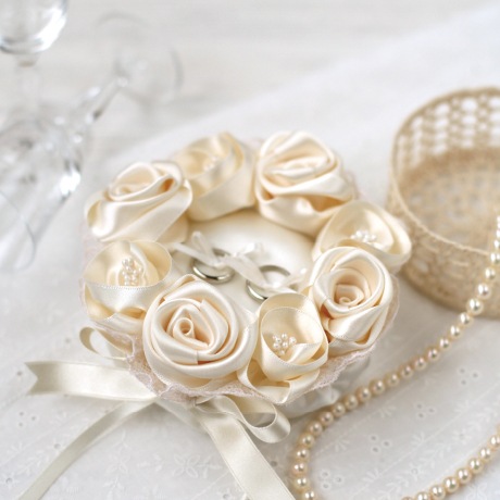 H431-121 ローズのリングピロー（シャンパンゴールド） - ハマナカ商店