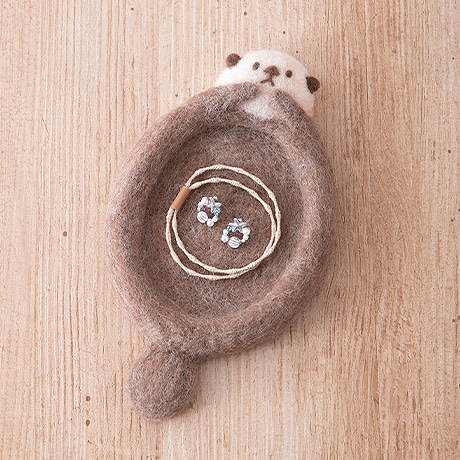 H441-652 ラッコの赤ちゃんのアクセサリートレー - ハマナカ商店