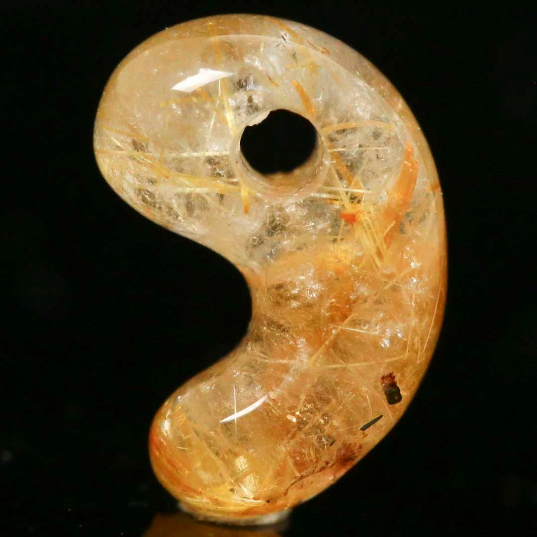 ゴールデン ルチル Q 勾玉 新作勾玉！)ゴールデンルチルクォーツ出雲型勾玉 ブラジル