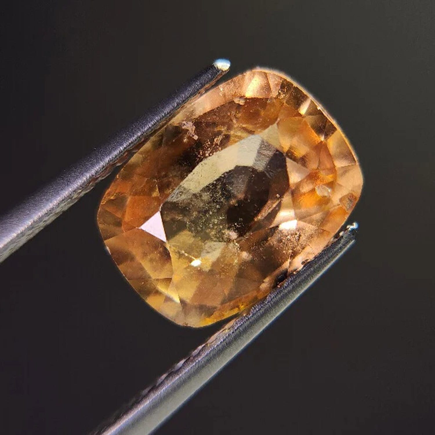 ヘソナイトガーネット ルース 3.71ct
