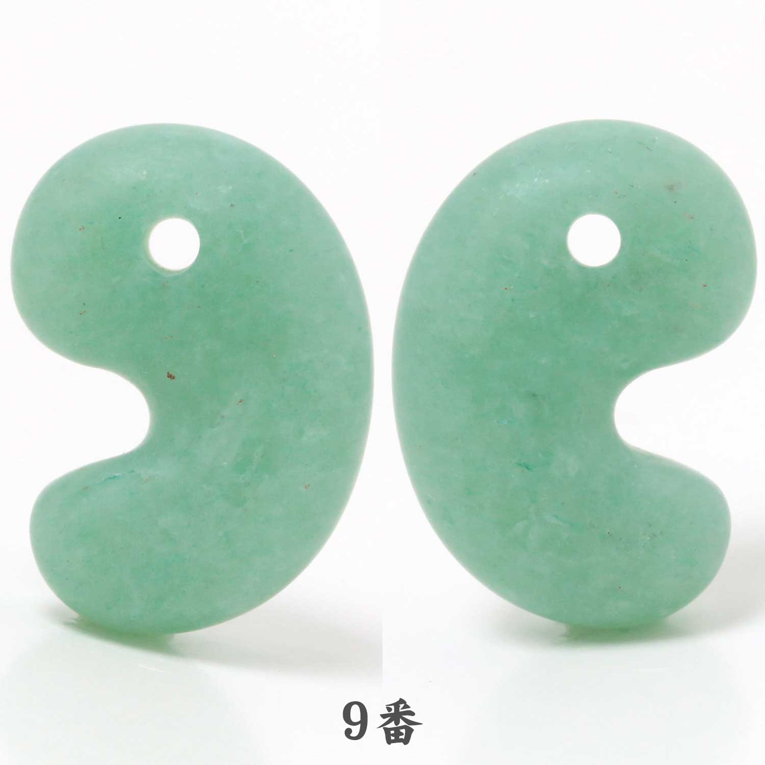 天然石 勾玉　淡い緑色と白色の混合　約18g アベンチュリン（フロスティ） 出雲型勾玉 20ミリ