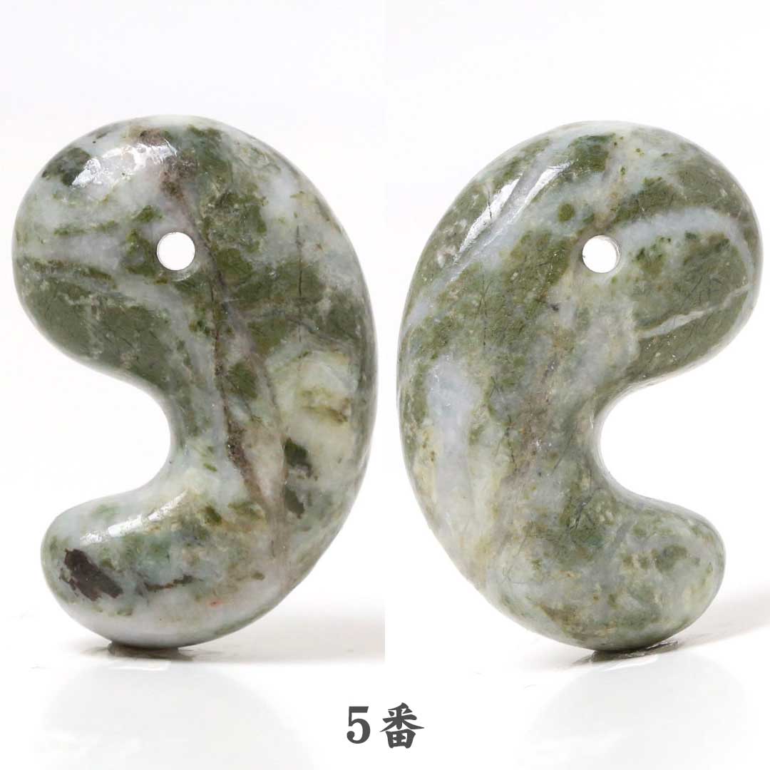 伊勢青石　勾玉　天然石 数量限定】伊勢青石 出雲型勾玉 30ミリ