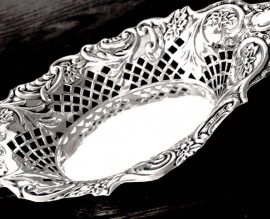 英国アンティーク シルバー ボンボン/トリンケット ボウル ディッシュ/小皿 透かし 彫金装飾 彫金装飾 小物入 純銀 ビクトリア期1895年TH社製/全刻印 シルバーホールマーク 英国雑貨 アンテー