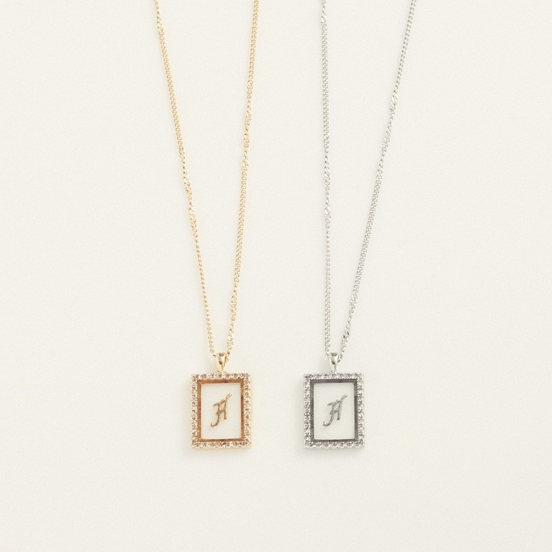 クリアプレートイニシャルネックレス