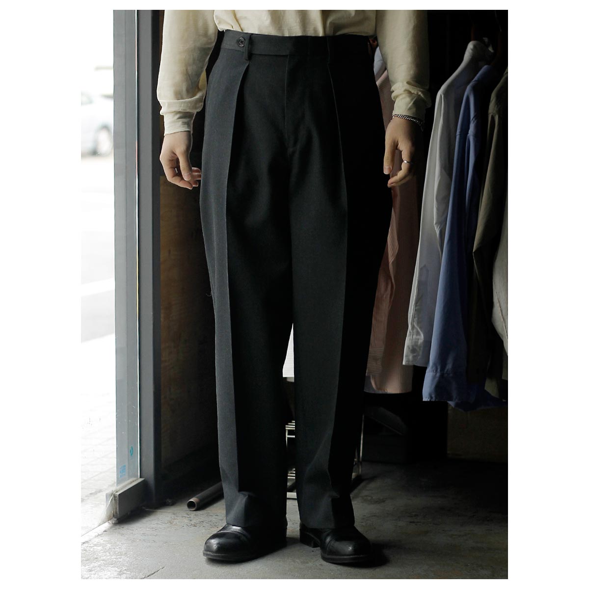 ����� SARTO �ϥ��ĥ����� ������ ����Х��� ���å� ����֥������꡼ ����å��� HIGH TWIST WOOL GABADINE TUCKER EMBROIDERY SLACKS (252-11001)