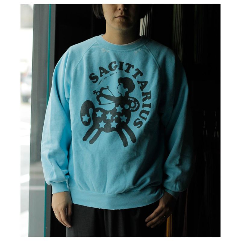 ֥ͥ NEXUSVII. SAGITTARIUS /ͼ 롼ͥåå SAGITTARIUS CREW SWEAT (ROA-NNK-C0O)