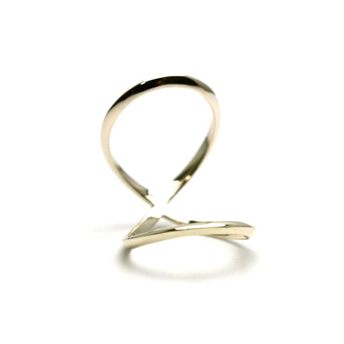 DECORATE Pyramid Mobius Ring