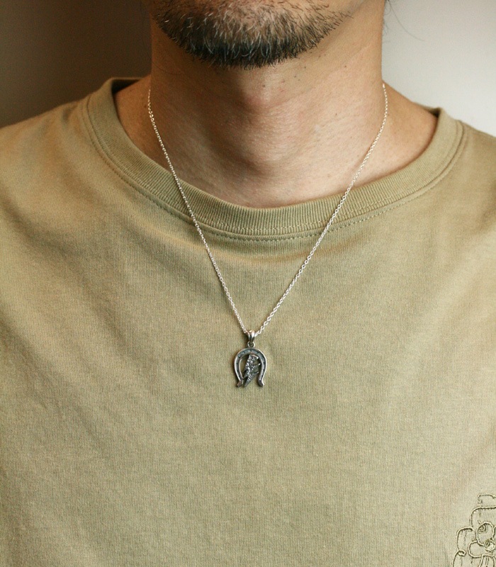 LUCKY HORSESHOE Necklace / Thunder Silver