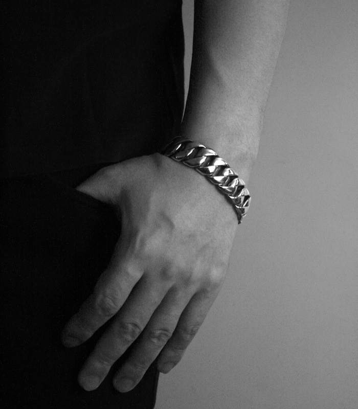 Curving Chain Bracelet