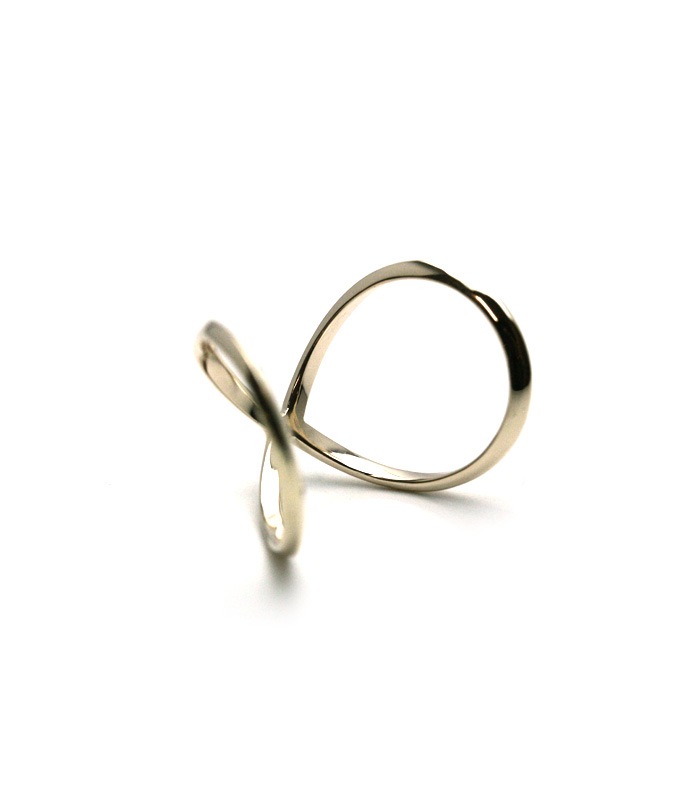 DECORATE Pyramid Mobius Ring