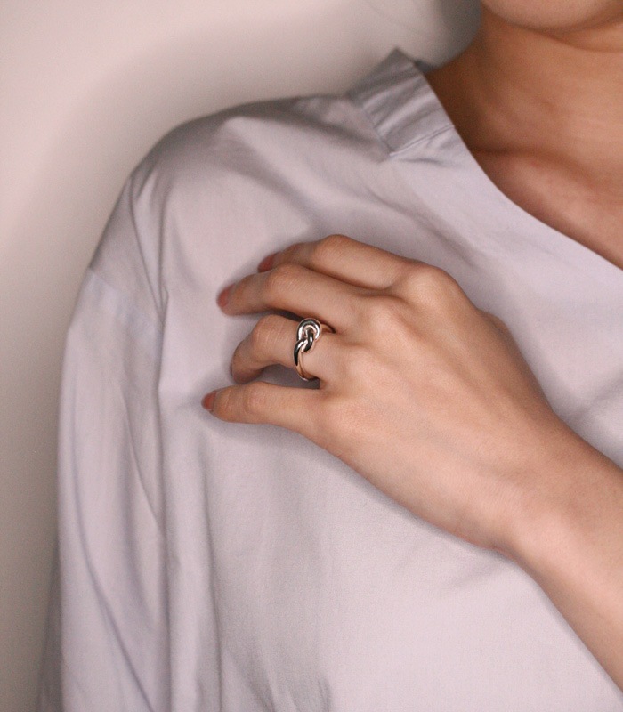 DECORATE Swirl Knot Ring